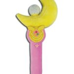 ＼ワンダフル 全品P5倍／Sailor Moon - 10\” Soft-Sculpted Moon Stick ハロウィン コスプレ 衣装 仮装 小道具 おもしろい イベント パーティ ハロウィーン 学芸会 学園祭 学芸会 ショー お遊戯会 二次会 忘年会 新年会 歓迎会 送迎会 出し物 余興 誕生日 発表会